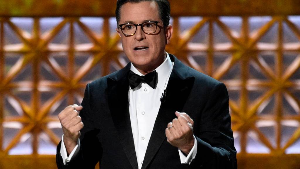 ARCHIV - Moderator Stephen Colbert spricht auf der Verleihung der 69. Emmy Awards. Foto: Chris Pizzello/AP/dpa