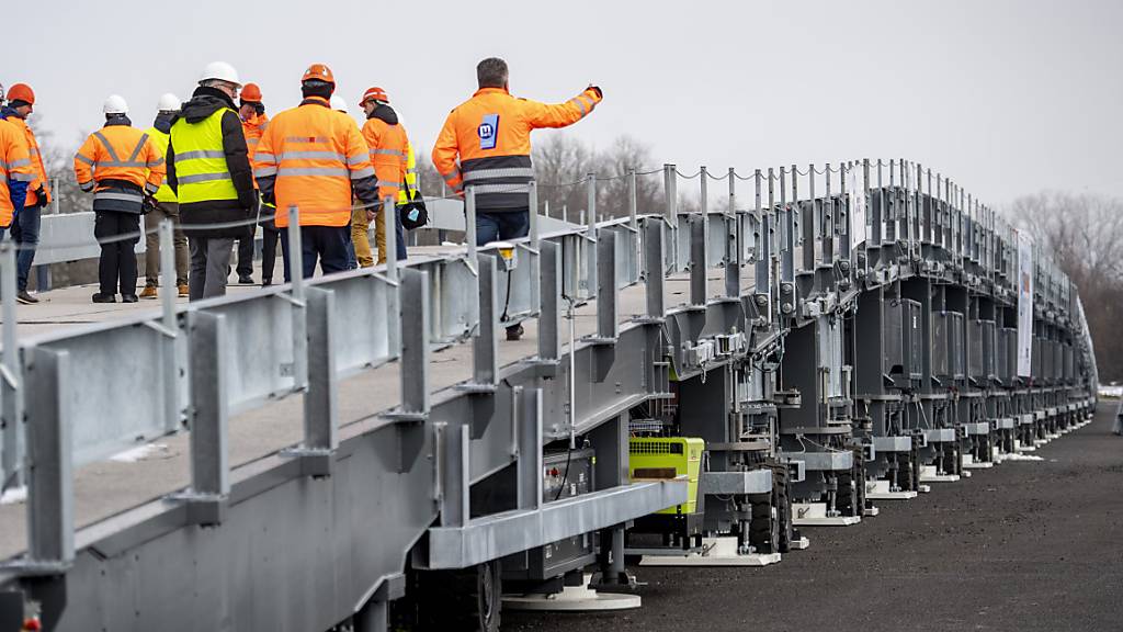 Die «Astra-Bridge» besteht aus mobilen Elementen - und diese können wie Mondfahrzeuge verschoben werden. Darunter wird den Fahrbahnbelag saniert.  Seit Montag rollen die Fahrzeuge auf der A1 bei Luterbach SO über die Brücke. (Archivbild)