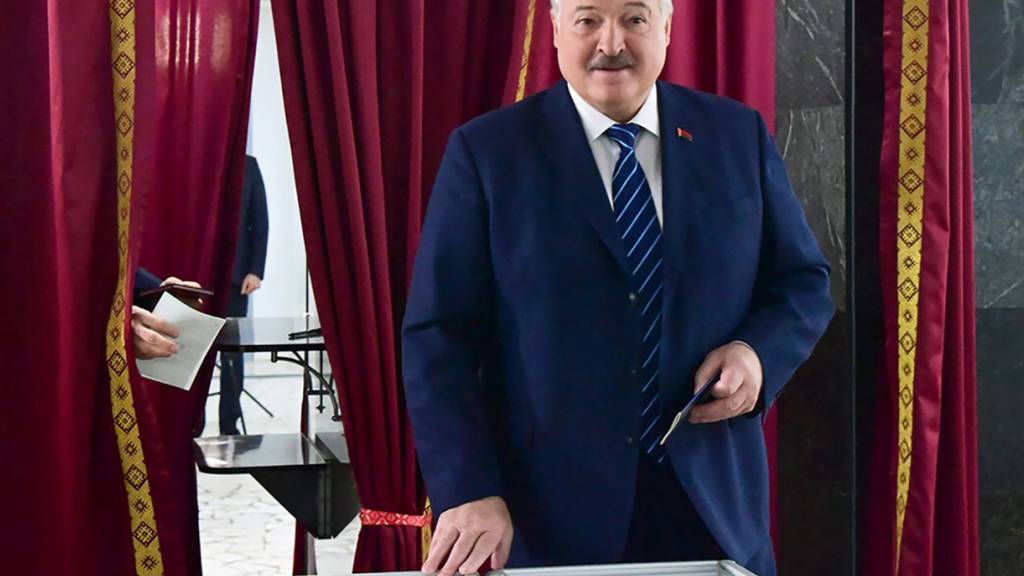 HANDOUT - Auf diesem vom Pressedienst des belarussischen Präsidenten zur Verfügung gestellten Foto reagiert Alexander Lukaschenko, Präsident von Belarus, nach der Stimmabgabe in einem Wahllokal. Foto: Uncredited/Belarusian Presidential Press Service/AP/dpa - ACHTUNG: Nur zur redaktionellen Verwendung und nur mit vollständiger Nennung des vorstehenden Credits