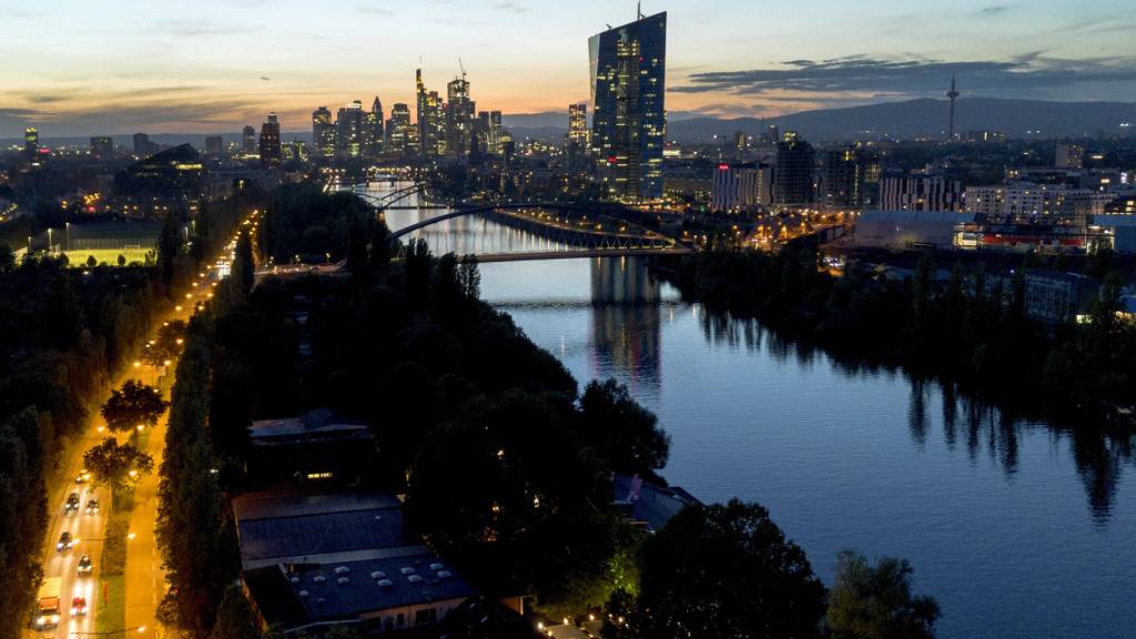 Die Frankfurter Skyline mit der Europäischen Zentralbank als dominantes Gebäude. (Archivbild)