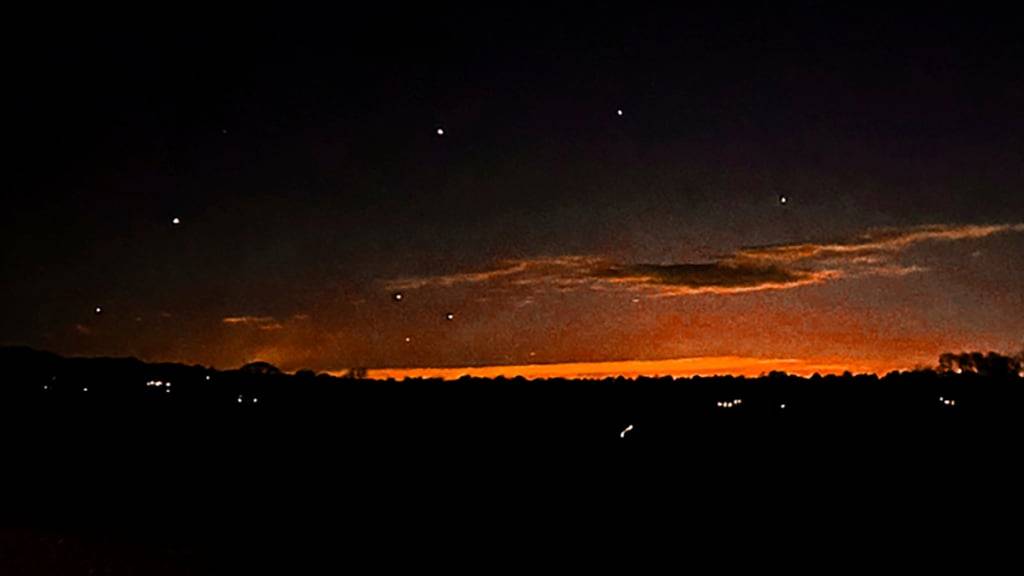 HANDOUT - Dieses von Trisha Bushey zur Verfügung gestellte Foto zeigt den Abendhimmel und Lichtpunkte in der Nähe von Lebanon Township am 5. Dezember 2024. Foto: Trisha Bushey/Trisha Bushey/AP/dpa - ACHTUNG: Nur zur redaktionellen Verwendung bis zum 27.12.2024 und nur mit vollständiger Nennung des vorstehenden Credits