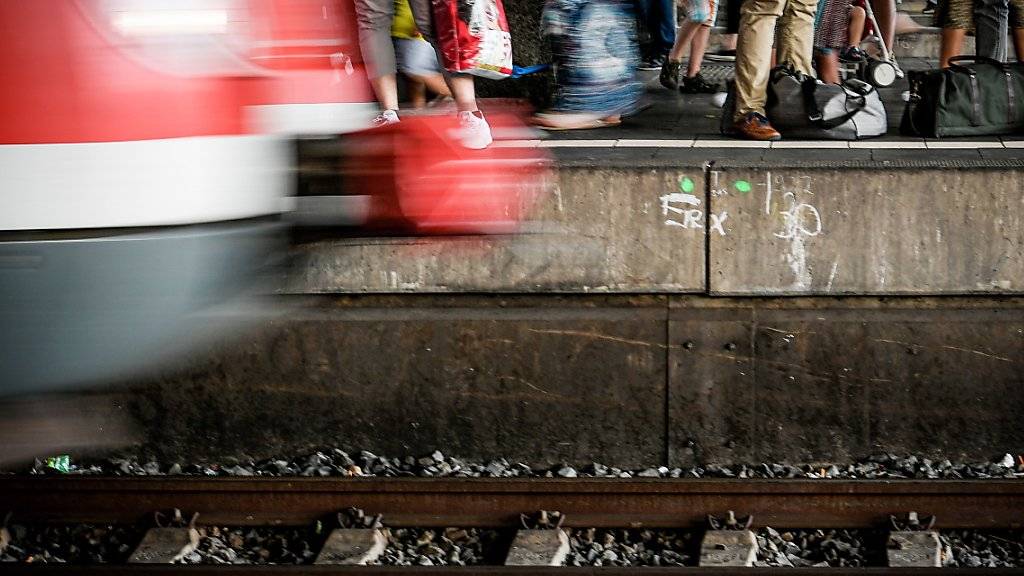 Nach einer tödlichen Attacke auf wartende Passagiere auf einem Bahnperron in Frankfurt diskutieren deutsche Politiker über Sicherheitsmassnahmen an Bahnhöfen. (Symbolbild)