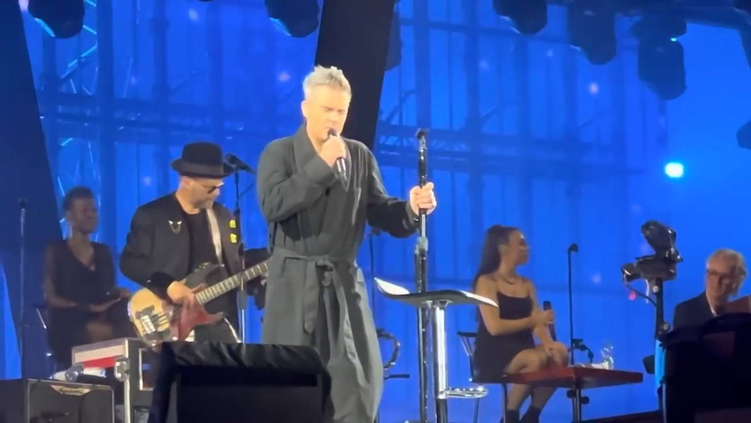 Robbie Williams übergibt sich live auf der Bühne FM1Today