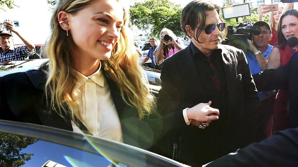 Schauspielerin Amber Heard, hier vor dem Gerichtstermin in Begleitung von Ehemann Johnny Depp, räumte vor einem Gericht in Australien ein, die zwei Hunde des Paars illegal ins Land eingeführt zu haben.