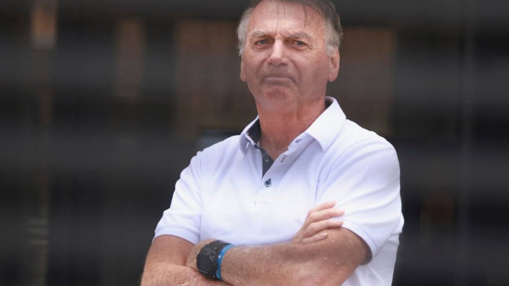 ARCHIV - Der ehemalige brasilianische Präsident Jair Bolsonaro steht am Eingang seines Hauses, in dem er unter Hausarrest steht. Foto: Luis Nova/AP/dpa/Archivbild