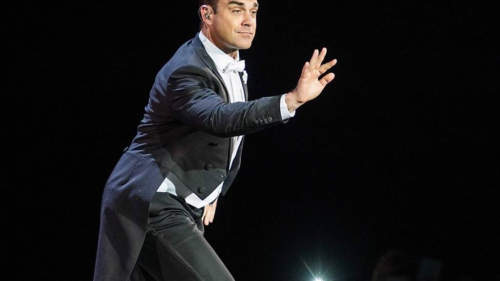Mehr Einsatz mit dem Zeigefinger: Robbie Williams verrät den Trick, wie er auf der Bühne seinen Rücken schont. (Archivbild)
