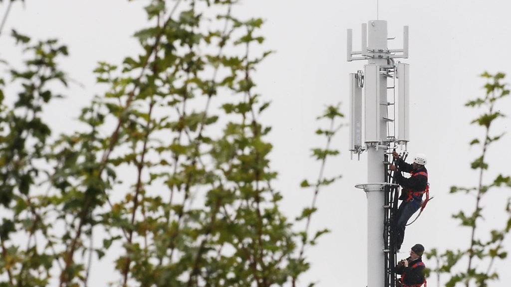 Der Nationalrat will höhere Grenzwerte für Mobilfunkantennen. So sollen die steigenden Datenmengen ohne neue Antennen bewältigt werden können. (Archivbild)