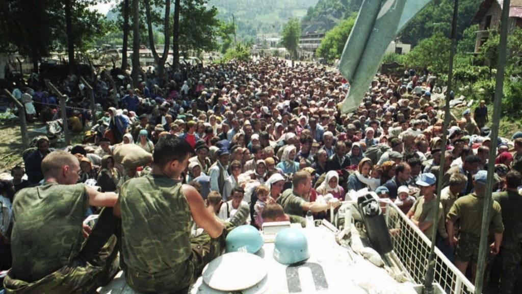 Im Juli 1995 suchten muslimische Flüchtlinge aus Srebrenica Schutz in der Uno-Schutzzone - die niederländischen Blauhelmsoldaten ergaben sich den serbischen Truppen jedoch später kampflos und lieferten die Flüchtlinge so ihrem Schicksal aus. (Archivbild)