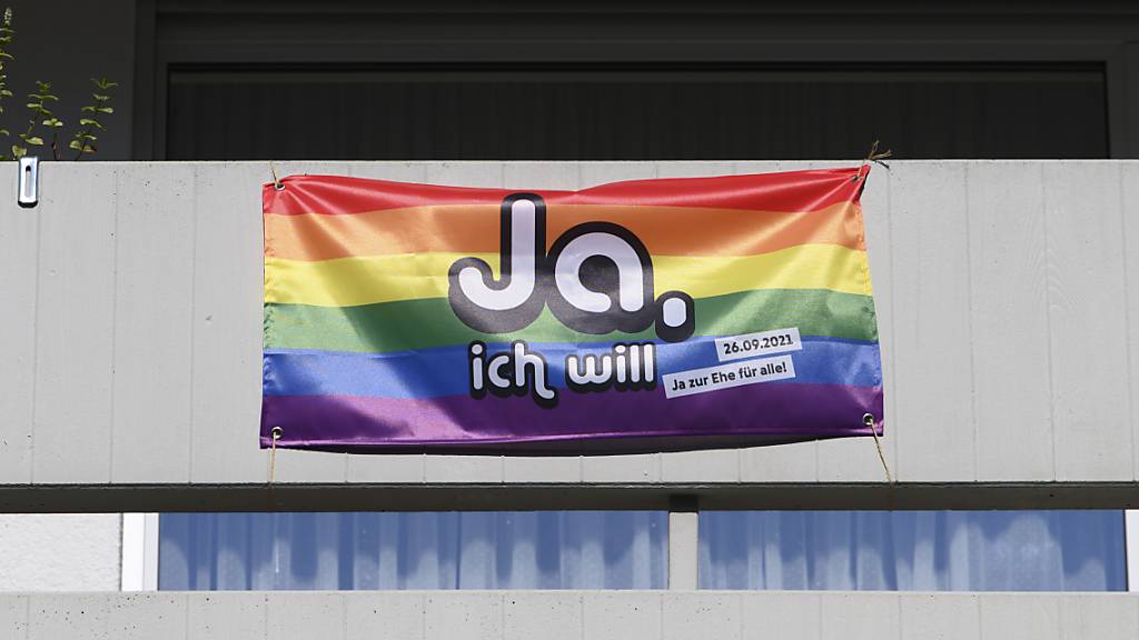 Künftig können in der Schweiz auch schwule und lesbische Paare zivil heiraten. Die Stimmbevölkerung hat der «Ehe für alle» mit einer knappen Zweidrittelsmehrheit zugestimmt. (Archivbild)