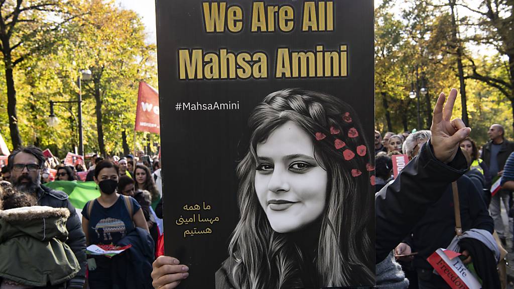 ARCHIV - Die EU hat der iranischen Regierung zum ersten Todestag der Protestikone Mahsa Amini eine Verschärfung von Sanktionen angedroht. Foto: Paul Zinken/dpa