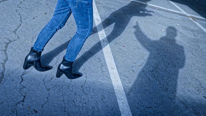 17-Jährige an Aargauer Grenze von älterem Mann sexuell belästigt