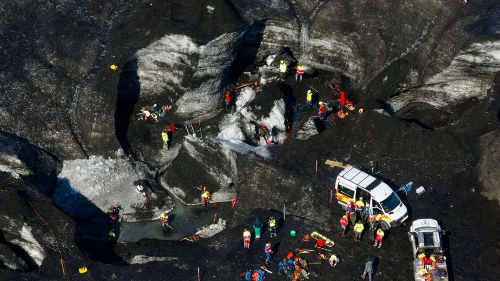 dpatopbilder - Auf einem Gletscher in Island ist eine Eishöhle eingestürzt. Foto: Vilhelm Gunnarsson/STOD2/AP/dpa