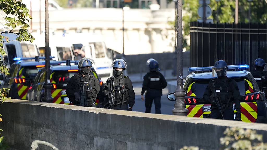 Sicherheitskräfte patrouillieren vor dem Justizpalast in Paris, in dem der Prozess um die Attentate vom 13. November 2015 stattfindet. Foto: Francois Mori/AP/dpa