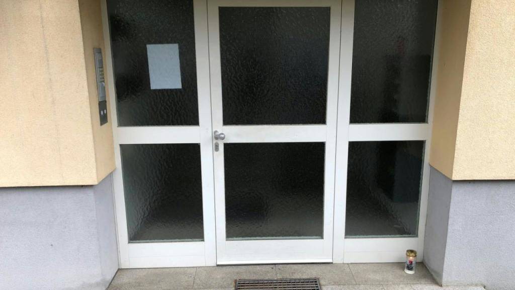 Der Eingang des Mehrfamilienhauses, in dem eine 31-jährige Frau ihre drei kleinen Töchter getötet haben soll. Foto: Gunther Lichtenhofer/APA/dpa