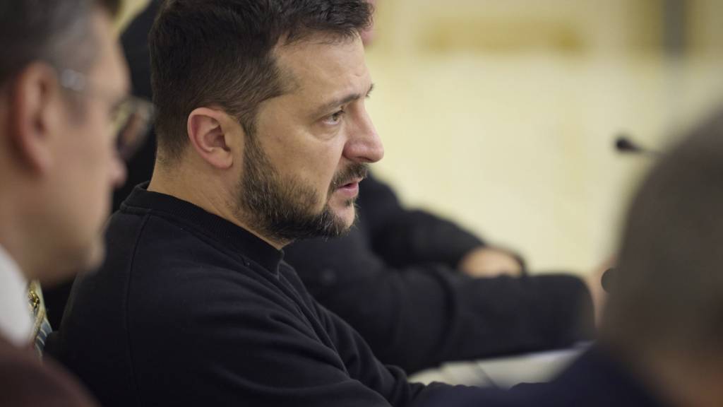 HANDOUT - Die ukrainische Rüstungsindustrie erreicht nach den Worten von Präsident Wolodymyr Selenskyj inmitten des Verteidigungskriegs gegen Russland erhöhte Produktionsziele. Foto: Uncredited/Ukrainian Presidential Press Office/AP/dpa - ACHTUNG: Nur zur redaktionellen Verwendung im Zusammenhang mit der aktuellen Berichterstattung und nur mit vollständiger Nennung des vorstehenden Credits