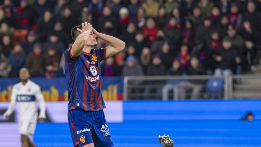 Basels Flavius Daniliuc verwirft die Hände, anchdem einmal mehr ein FCB-Angriff nicht zum Ziel geführt hat
