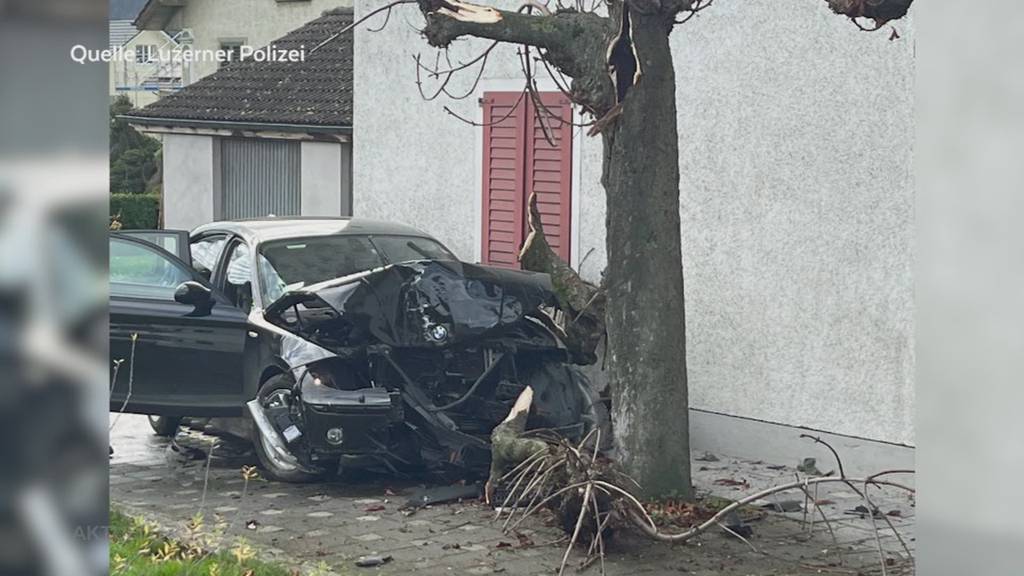 Glück gehabt: In Aesch donnerte ein Auto über einen Sitzplatz eines Hausbewohners