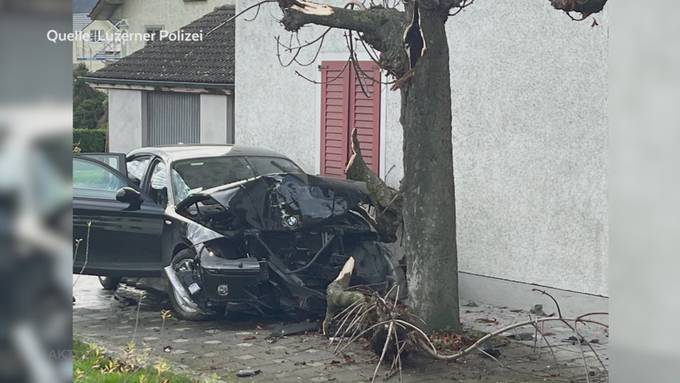 Auto kracht in Aesch in Hausmauer: «Normalerweise sitze ich genau da»
