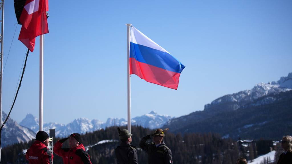 Die russische Flagge bei einer Medaillenzeremonie an den Paralympics 2026