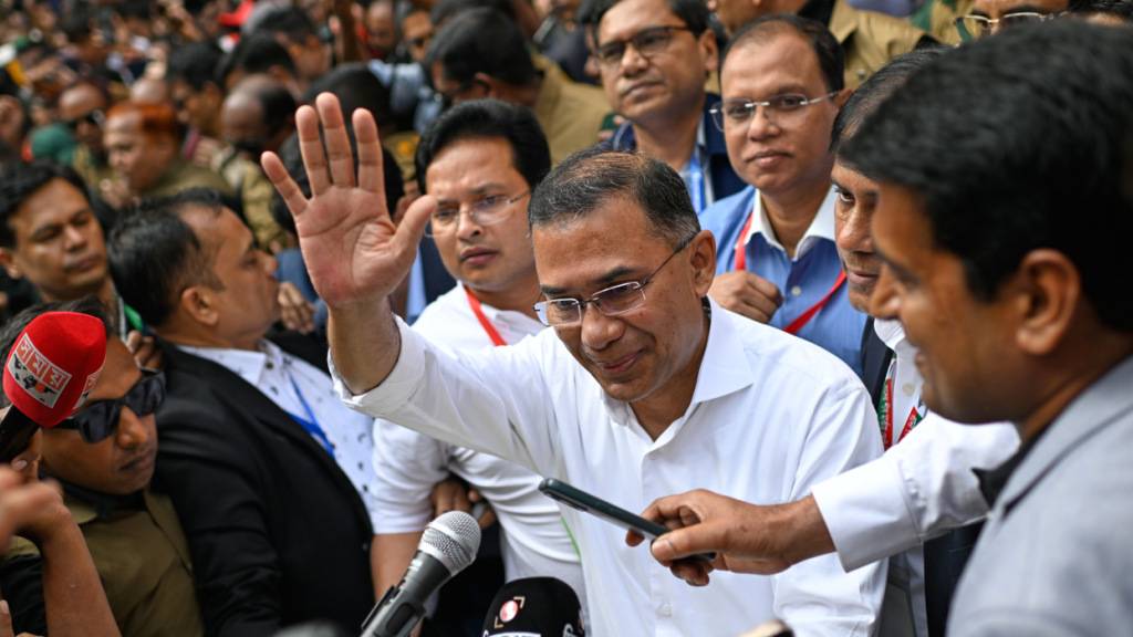ARCHIV - Der Vorsitzende der Bangladesh Nationalist Party, Tarique Rahman, winkt nach der Stimmabgabe bei den nationalen Parlamentswahlen in Dhaka, Bangladesch. Am 17.2. wurde Rahman als neuer Regierungschef vereidigt. Foto: Mahmud Hossain Opu/AP/dpa