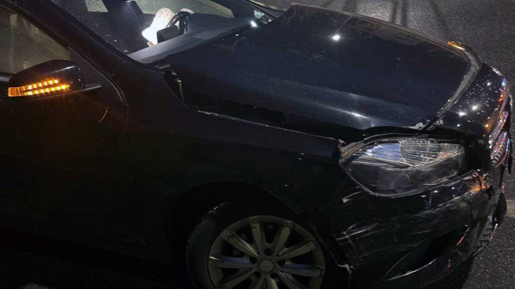 Ein Automobilist in fahrunfähigem Zustand und ohne Führerausweis prallte in Glarus in einen anderen Personenwagen.