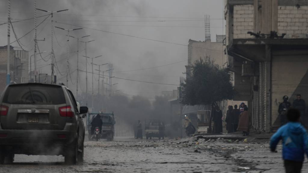 Ein Junge geht durch eine Straße nach der Einnahme durch die syrische Armee. Foto: Moawia Atrash/dpa