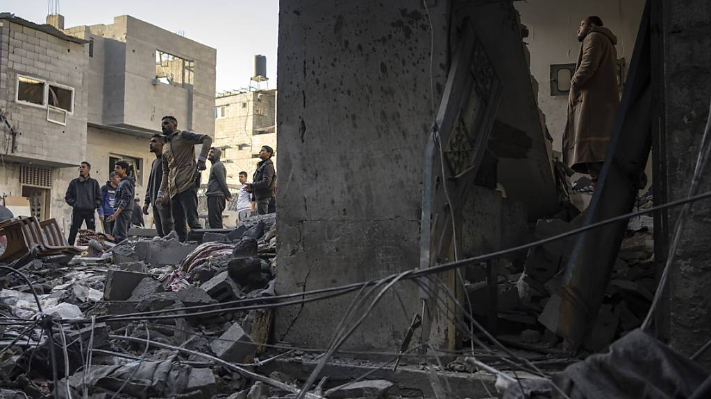 Palästinenser sehen sich Häuser an, die bei der israelischen Bombardierung des Gazastreifens zerstört wurden. Foto: Fatima Shbair/AP