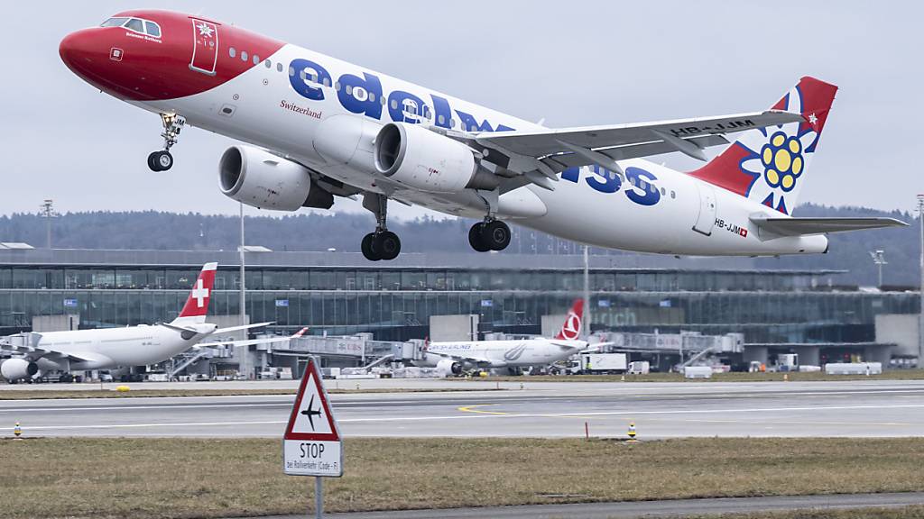 Die Fluggesellschaft Edelweiss und ihre Piloten haben sich doch noch auf die Eckwerte eines neuen Gesamtarbeitsvertrags (GAV) geeinigt. Im Frühling hatte der Pilotenverband Aeropers die Verhandlungen abgebrochen. (Archivbild)