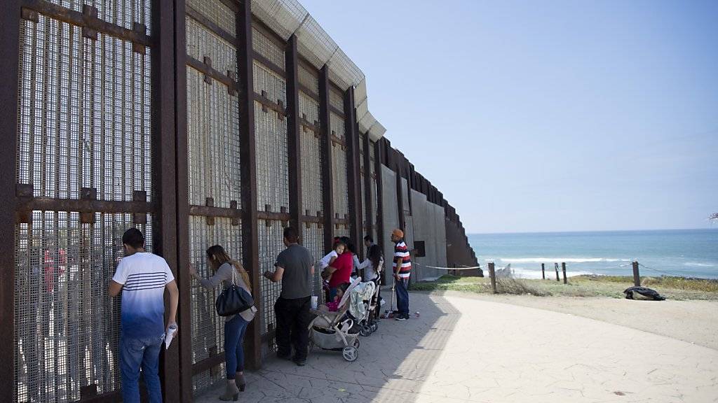Liebe ohne Grenzen: Heirat am Grenzzaun zwischen den USA und Mexiko. (Archivbild)