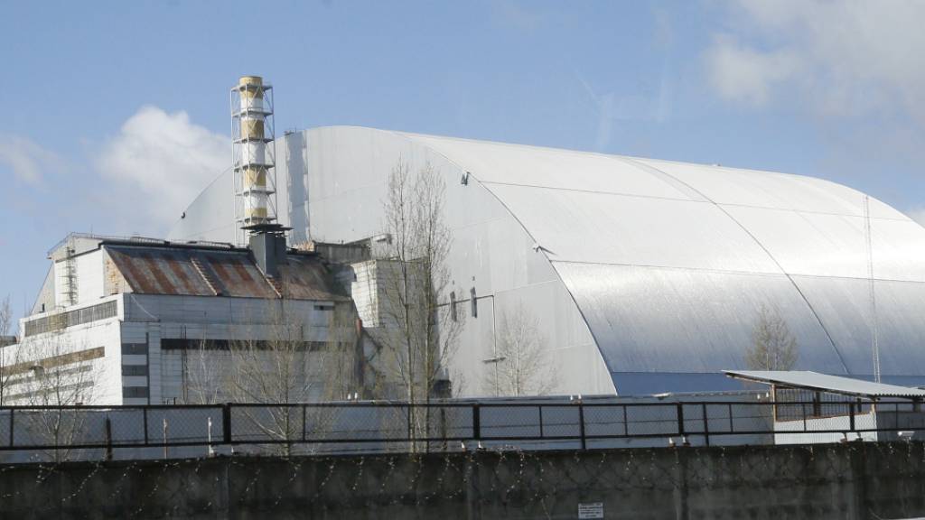 Ein Schutzbau bedeckt den explodierten Reaktor im Kernkraftwerk Tschernobyl. (Archiv)