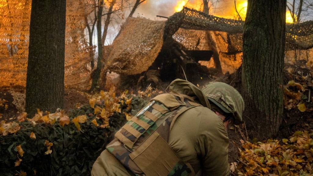 ARCHIV - Ein Soldat der ukrainischen Nationalgarde feuert auf russische Stellungen in der Nähe von Charkiw. Foto: Efrem Lukatsky/AP/dpa