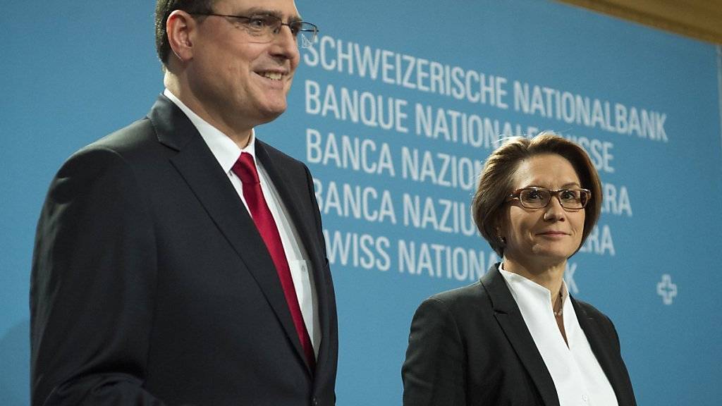 Keine Kursänderung: SNB-Präsident Thomas Jordan und das neue Mitglied des SNB-Direktoriums Andréa Maechler präsentierten am Donnerstag in Bern die neueste geldpolitische Lagebeurteilung der Nationalbank.