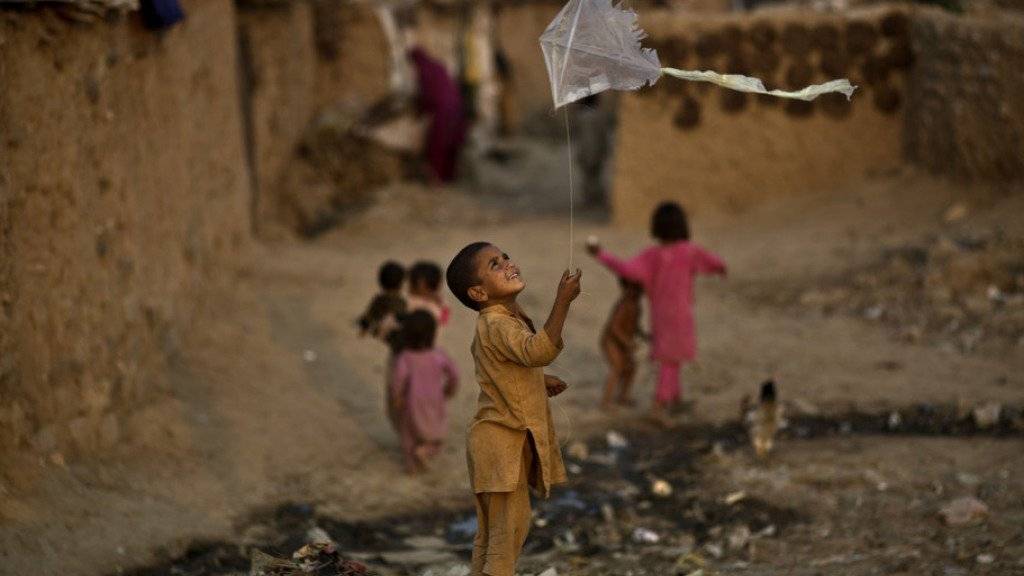 Ein Junge spielt in Islamabad mit einem Drachen - Pakistans grösste Provinz Punjab hat das Drachensteigen verboten und setzt im Kampf gegen den Kindersport sogar Drohnen ein (Archiv)