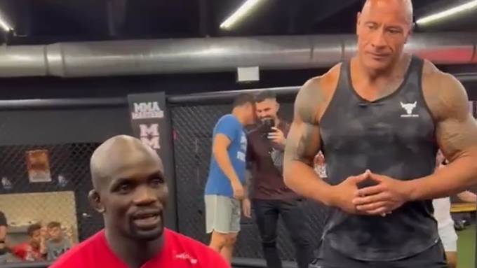 Dwayne «The Rock» Johnson schenkt MMA-Kämpfer ein Haus