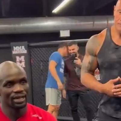 Dwayne «The Rock» Johnson schenkt MMA-Kämpfer ein Haus