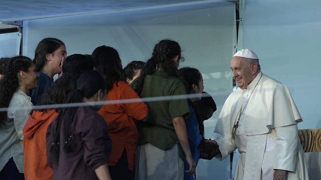 Papst Franziskus spricht nach der Kreuzwegandacht in Lissabon mit jungen Gläubigen. Foto: Gregorio Borgia/AP/dpa