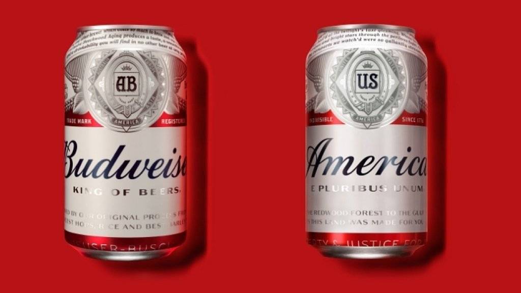 Der Bierbrauer Anheuser-Busch benennt sich während des US-Wahlkampfs kurzzeitig um: Das Bild zeigt links die übliche Verpackung eines Biers von Budweiser  und rechts die neue Verpackung mit der Aufschrift «America».