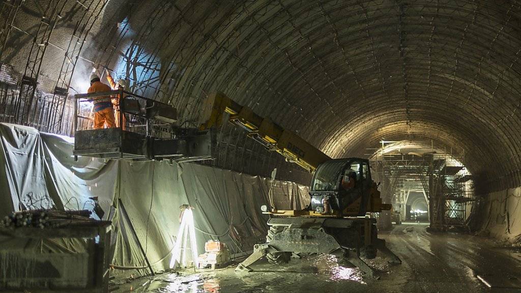 Bauarbeiten im Ceneri-Basistunnel im vergangenen Juni - am Montagmorgen ist auf der Tunnel-Baustelle ein Bauarbeiter tödlich verunglückt. (Archiv)