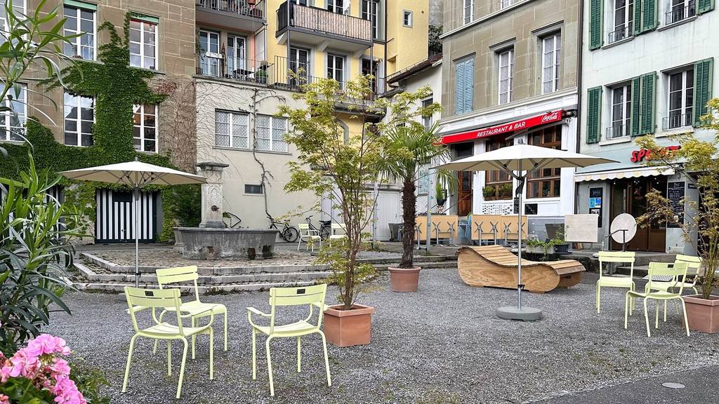 Diese gelben Stühle stehen auf dem Hofstattplatz in Burgdorf.