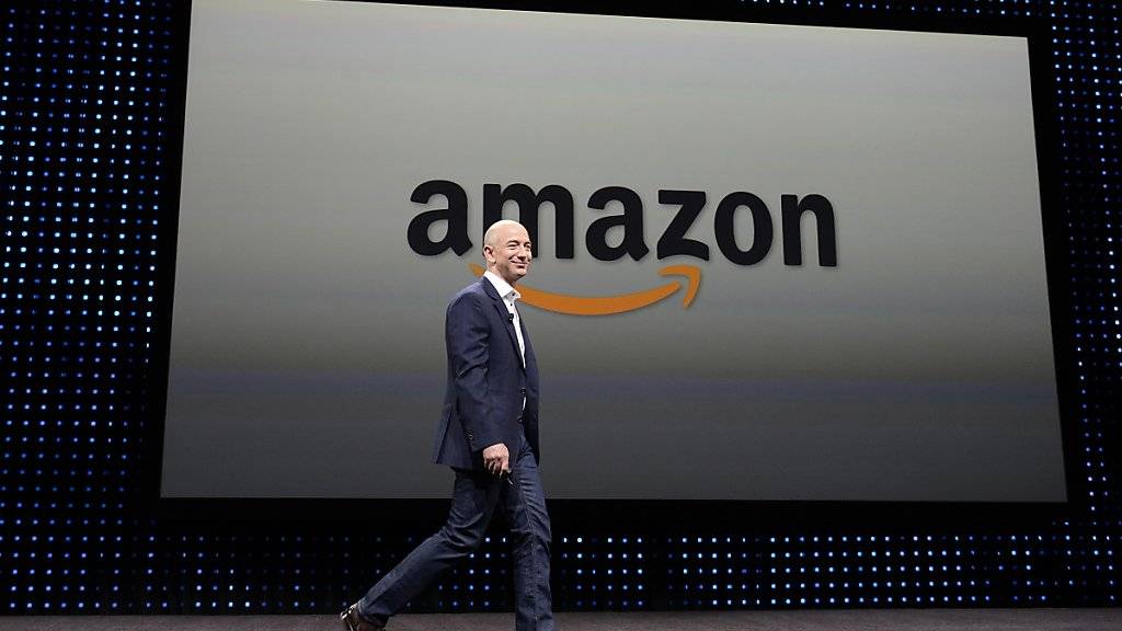 Amazon-Chef und Gründer Jeff Bezos bezahlt seinen Mitarbeitern in den USA einen höheren Mindestlohn.(Archivbild)