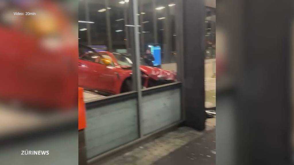 BMW auf Bahnhofstreppe: Kurioser Unfall in Dietikon