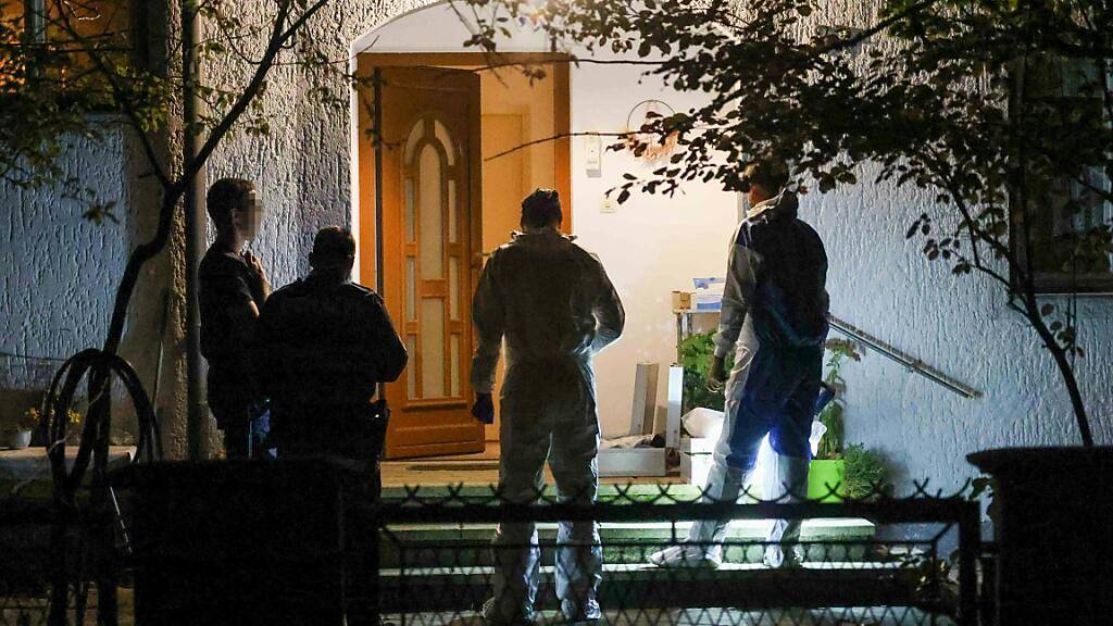 Eine 24-jährige Pflegerin soll einen von ihr betreuten Mann mit mehreren Messerstichen getötet haben. Die Polizei ermittelt nun. Foto: Daniel Scharinger/APA/dpa