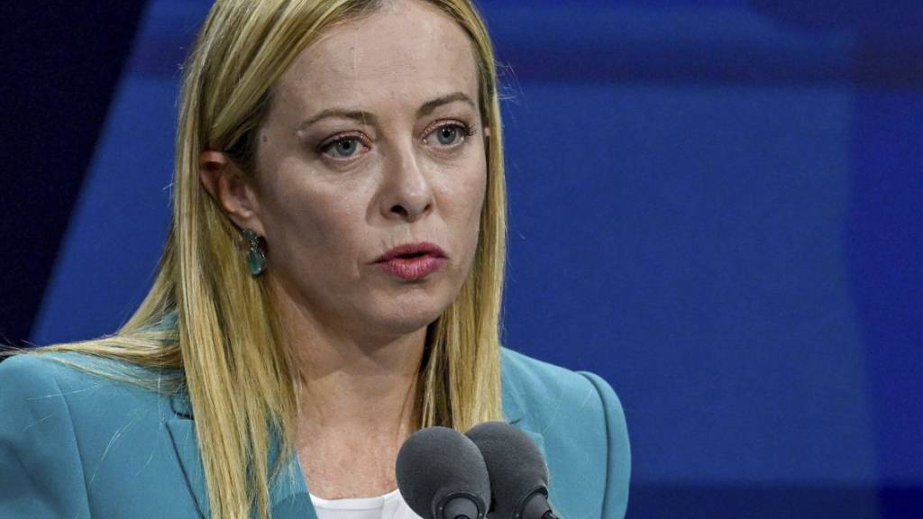 Giorgia Meloni, Ministerpräsidentin von Italien, hält eine Rede. Foto: Szilard Koszticsak/MTI/AP/dpa