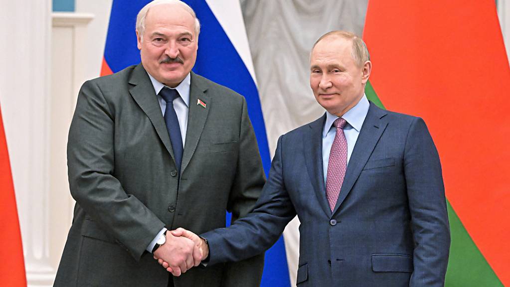 Wladimir Putin (r), Präsident von Russland, und Alexander Lukaschenko, Präsident von Belarus, geben sich nach einer gemeinsamen Pressekonferenz nach ihren Gesprächen im Kreml die Hand. Foto: Sergei Guneyev/Pool Sputnik Kremlin/AP/dpa