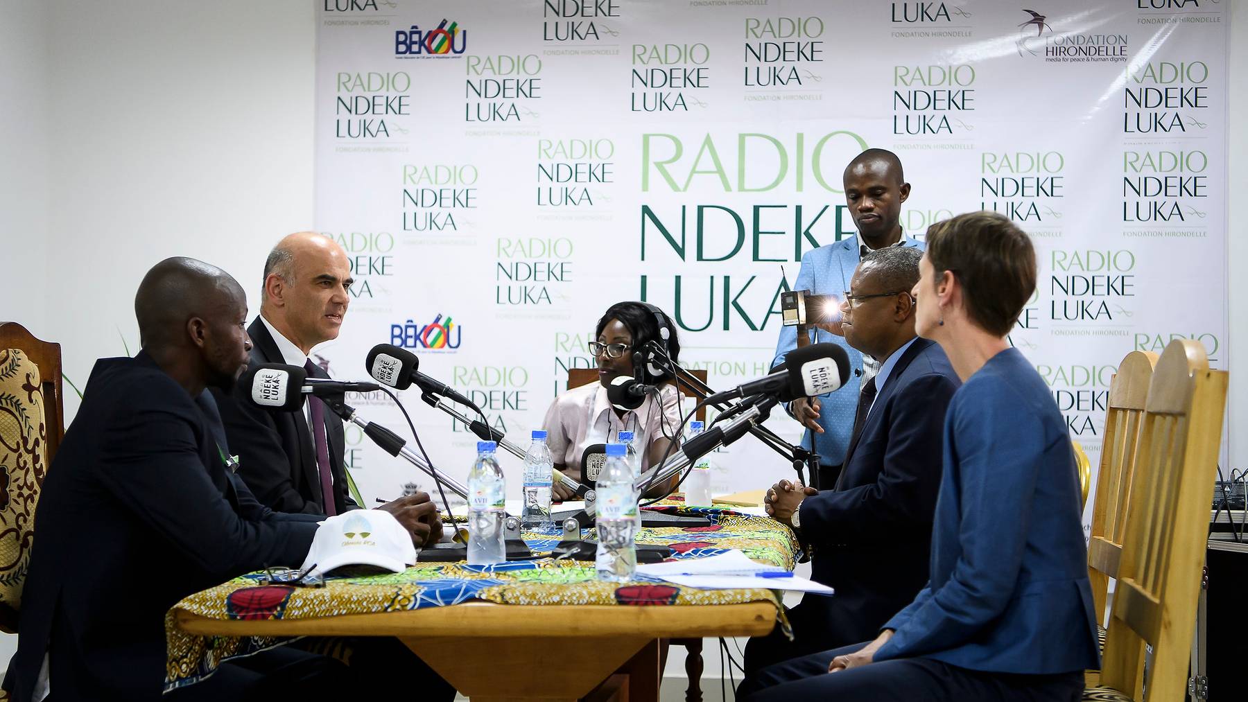 Bundesrat Alain Berset zu Besuch bei einem mit DEZA-Geldern geförderten Radio in Afrika.
