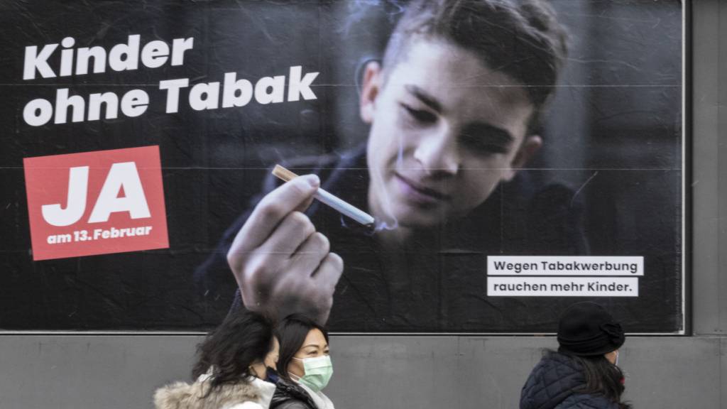 Ein Plakat wirbt im Februar 2022 im Zürcher Hauptbahnhof für die Tabekwerbeverbotsinitiative. (Archivbild)