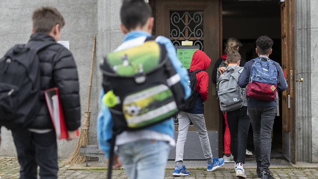 Für viele Schweizer Schülerinnen und Schüler geht am Montag die Schule wieder los - auf Unterstufe trotz Corona-Pandemie auch ohne Maske. (Archivbild)