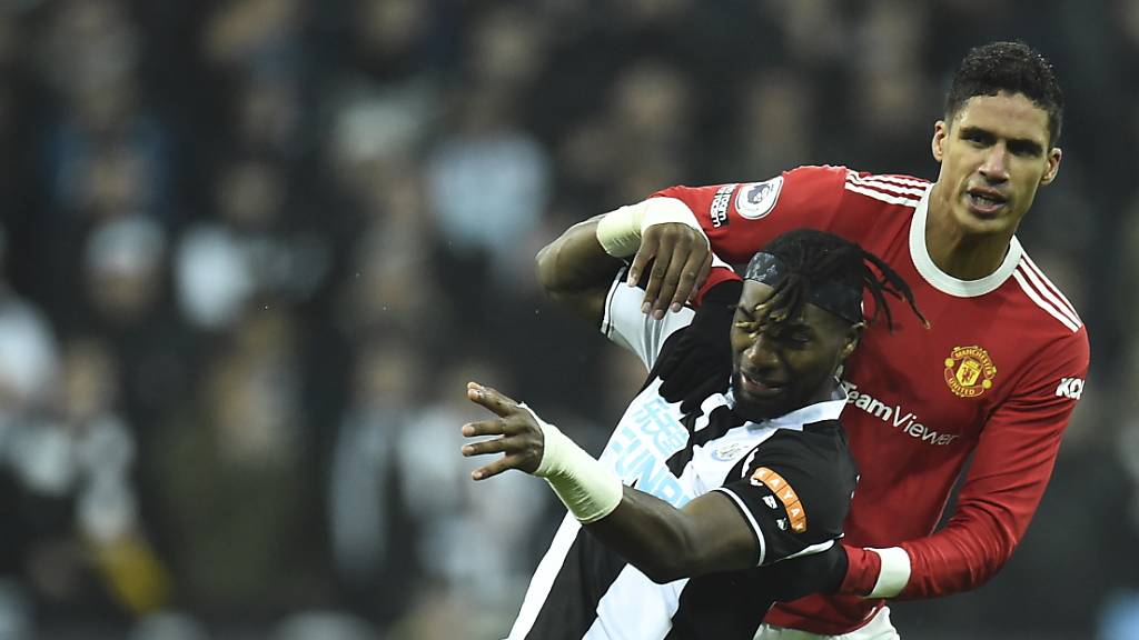 Newcastles Torschütze Allan Saint-Maximin im Duell mit Manchester Uniteds Raphael Varane