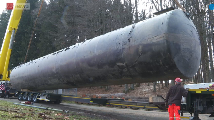 Gigantische Treibstofftanks ausgegraben