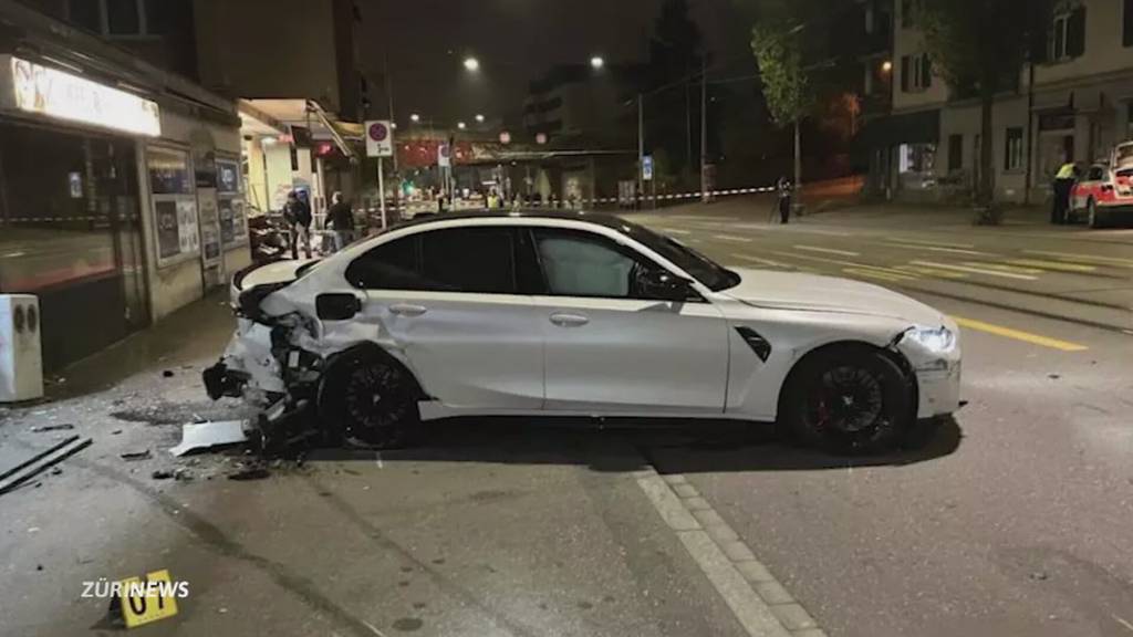 Auto kracht in Hausmauer: Unfall in Zürich-Seebach